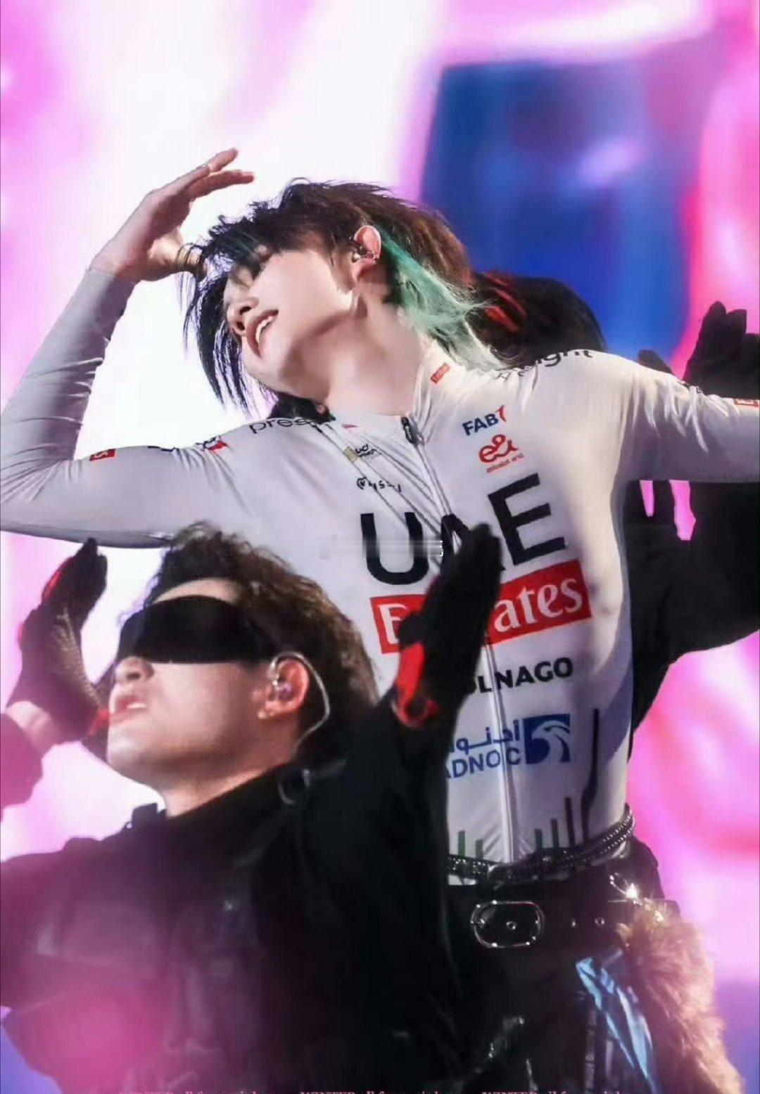 苏新皓前滚翻 苏新皓这前滚翻一亮相，力量感直接拉满！精准衔接，速度力度完美把控，