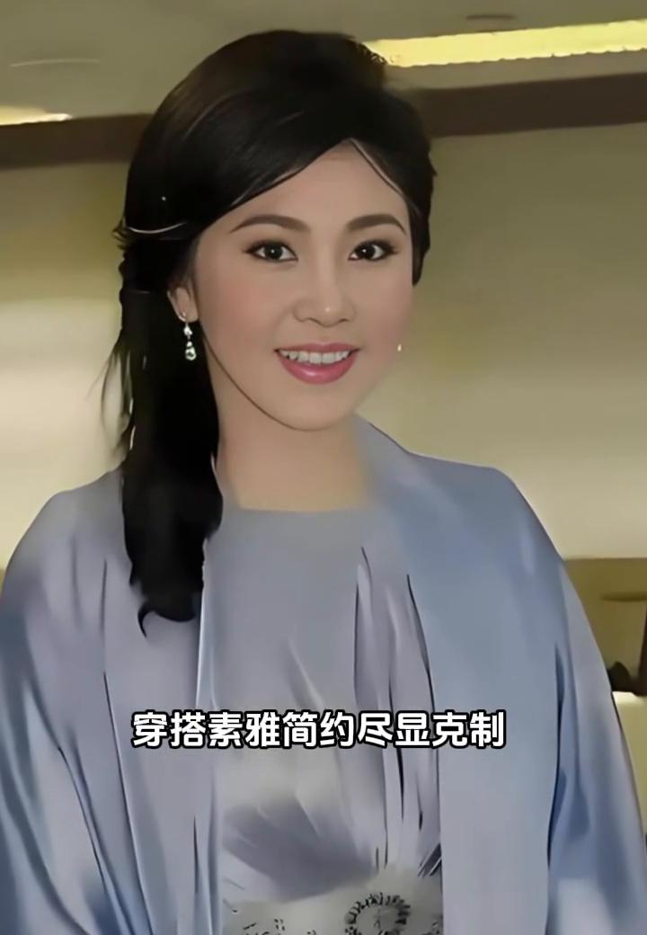 如月般柔和温婉的英朗穿搭素雅简约，尽显克制。淡定妆容贴合自身气质，从容浅笑间温婉