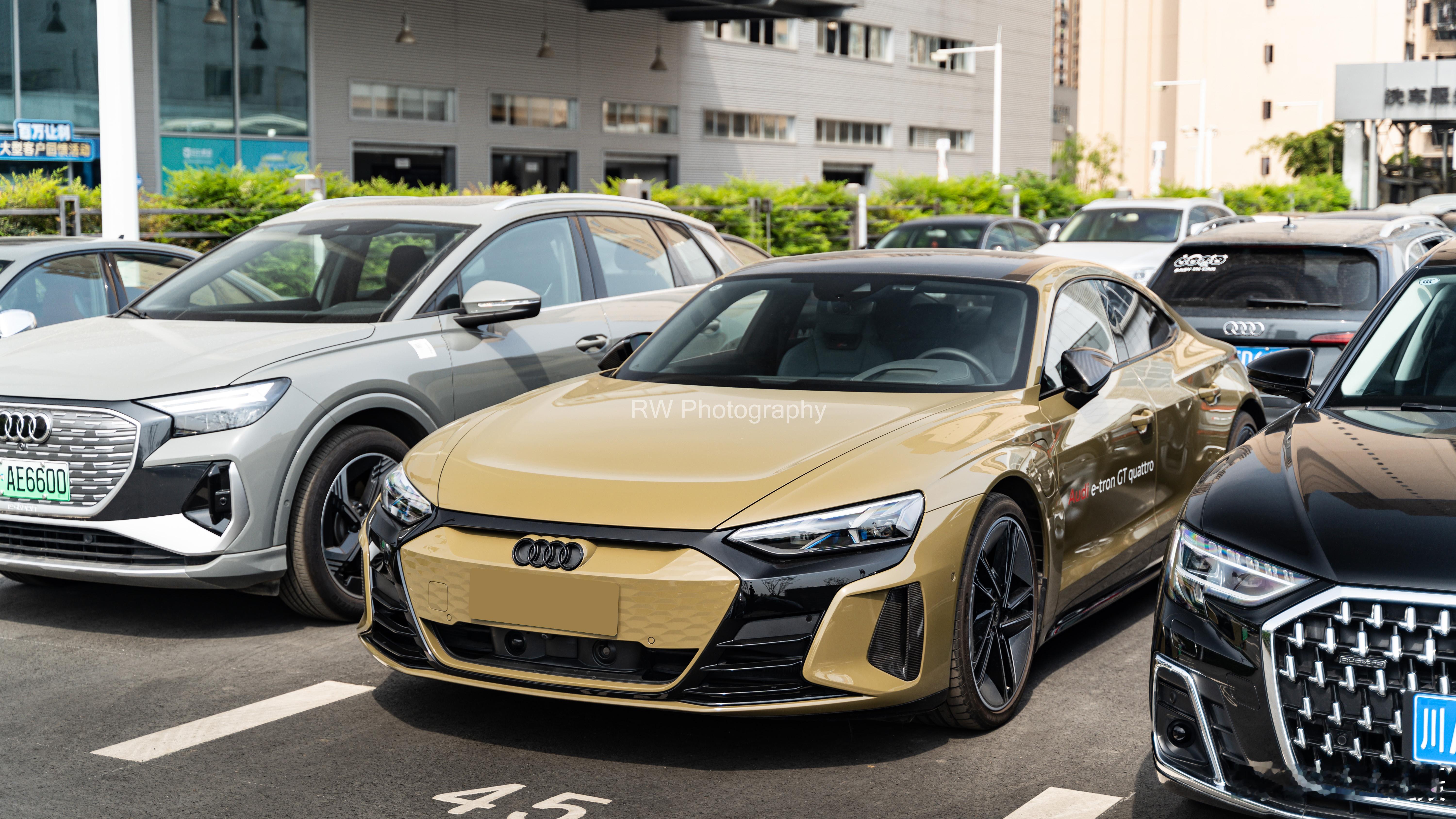 Audi RS e-tron GT相比Taycan，e-tron GT在路上的能