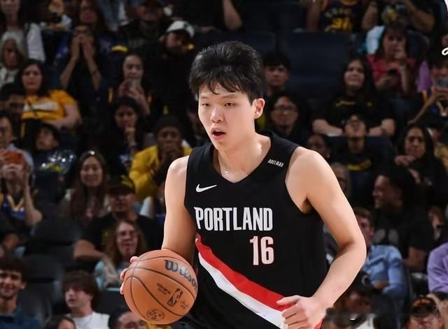 坐穿板凳不如去练级！杨瀚森被下放，反而是好事

10月29日开拓者官宣将杨瀚森下