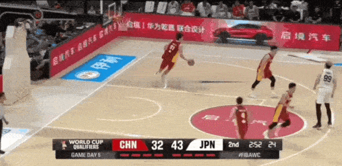 回看中国队和日本队的比赛，小杨摘下后场板自己快速运球到半场了，我方后卫要球要慢慢