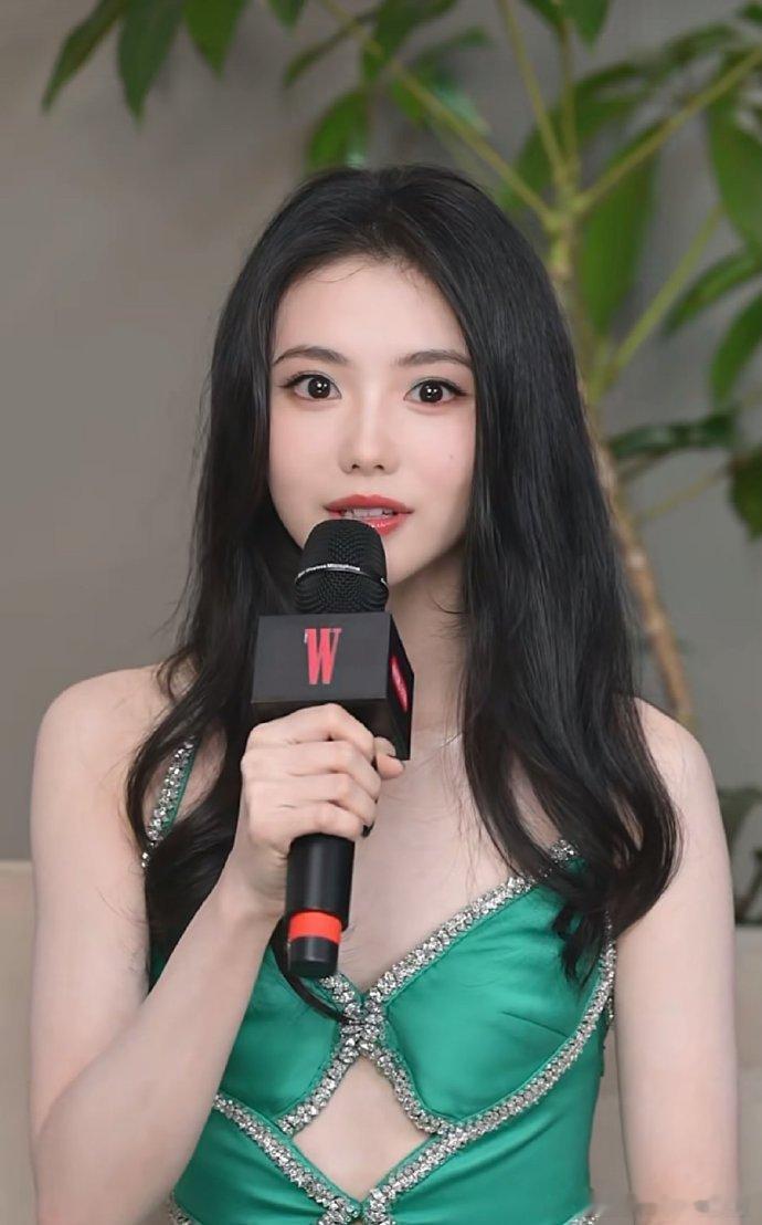 刘浩存绿色镶钻长裙刘浩存绿色镂空长裙 ​单肩绿裙镶满钻，刘浩存宛如绿野仙踪主角，