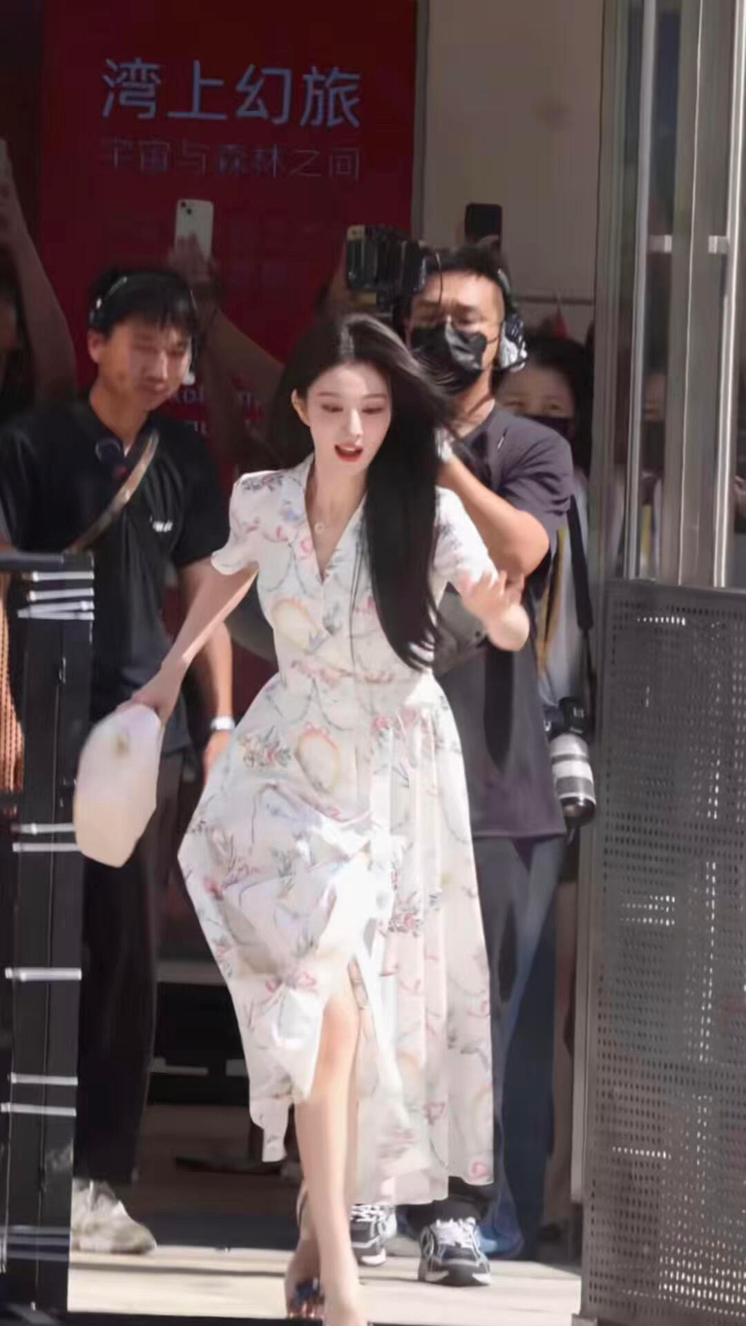 王楚然摔倒的第一反应是害怕自己的表情不好王楚然摔倒第一反应是害怕自己表情管理没做