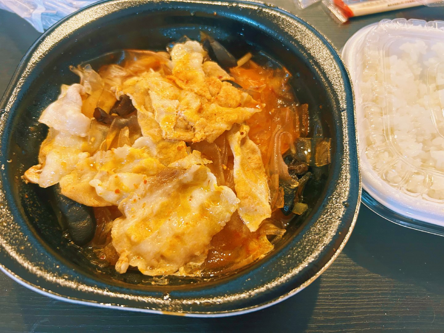 今天经理不在大家一起摸鱼，同事遛去ホットモット买了几大袋麻辣烫便当，提前吃午饭了