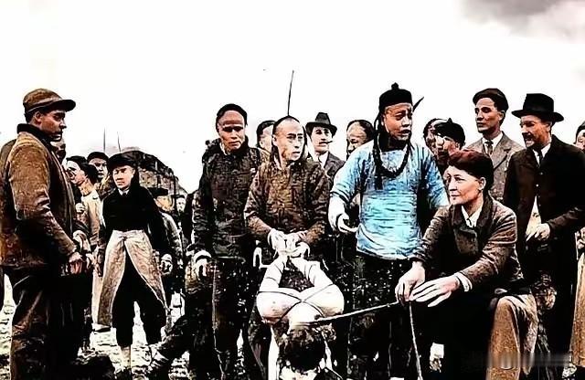 1870年底，清军攻破金积堡后撬开一个地窖，士兵们以为能找到金银财宝，结果看到的