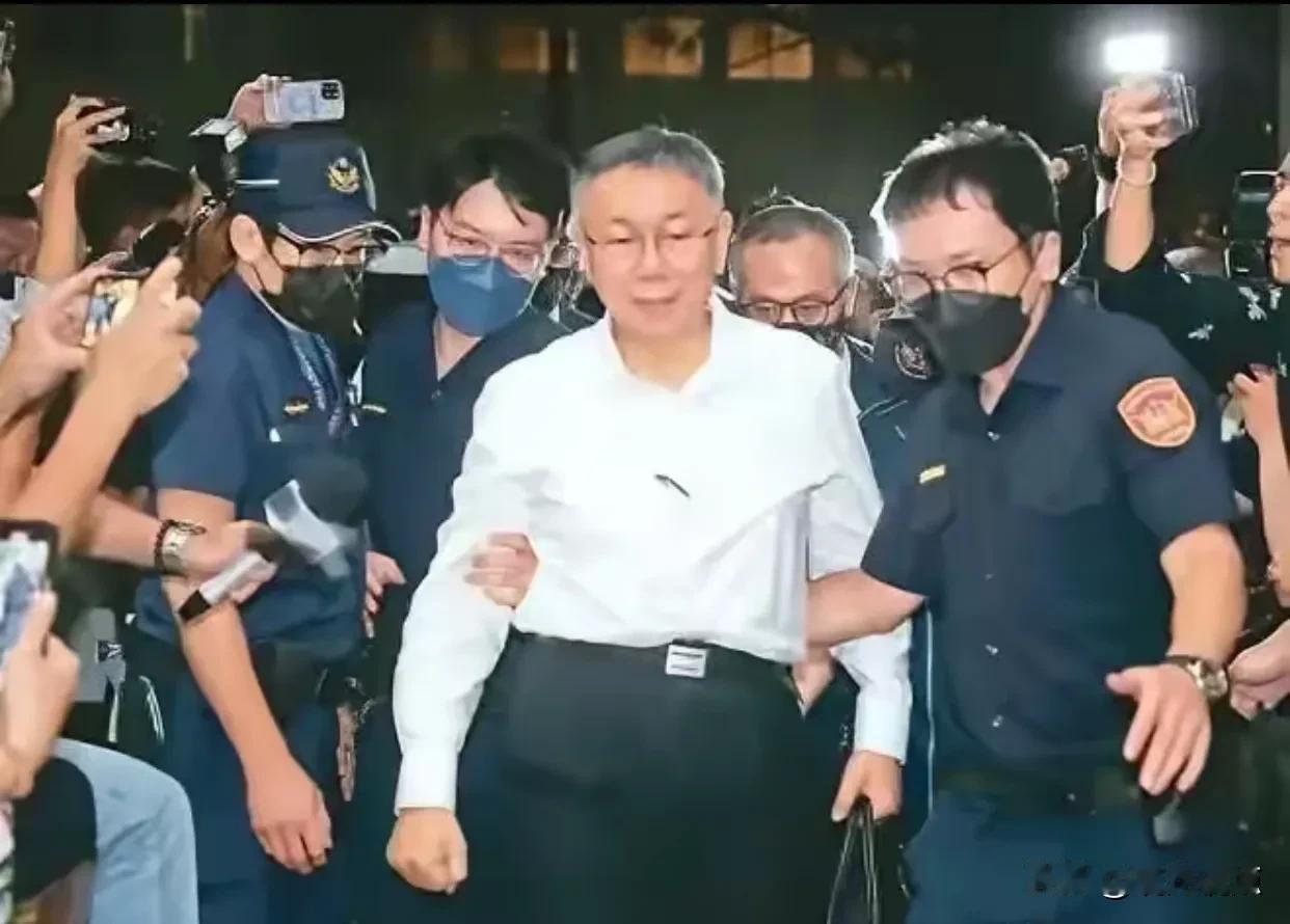 台湾民众党主席柯文𠵍实质上就是一个台独分子。
现在被抓除了品行不端之外，最大的