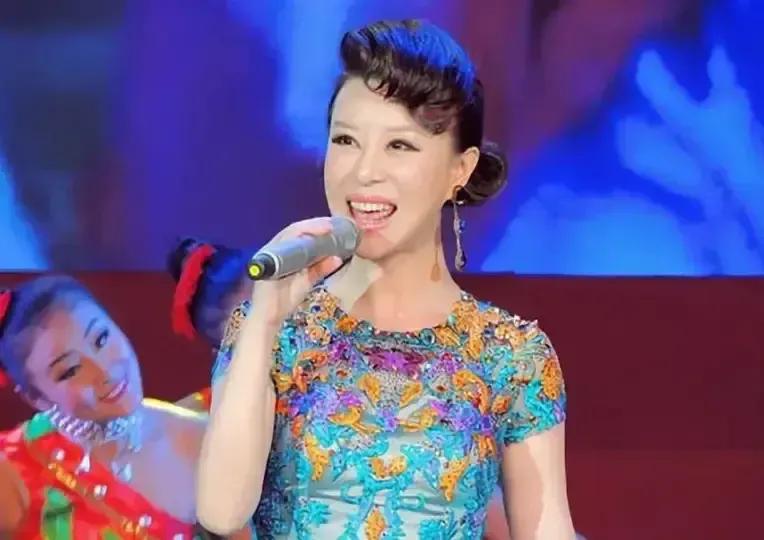 不是很漂亮，就是耐看。舞台上的她也挺惊艳，还有点甜。特别喜欢她在春晚舞台上的自信
