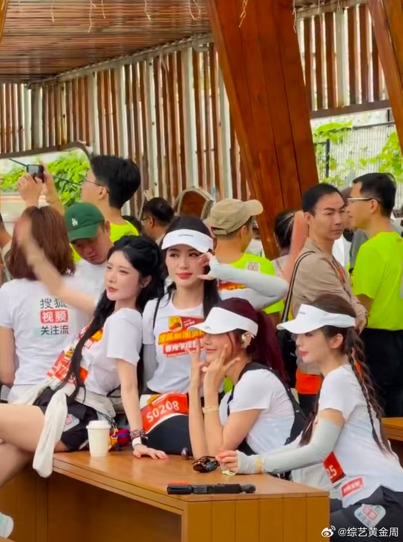 戴萌许杨玉琢曾可妮戴燕妮同框戴萌许杨玉琢曾可妮戴燕妮热聊马拉松现场偶遇婧妹合体，