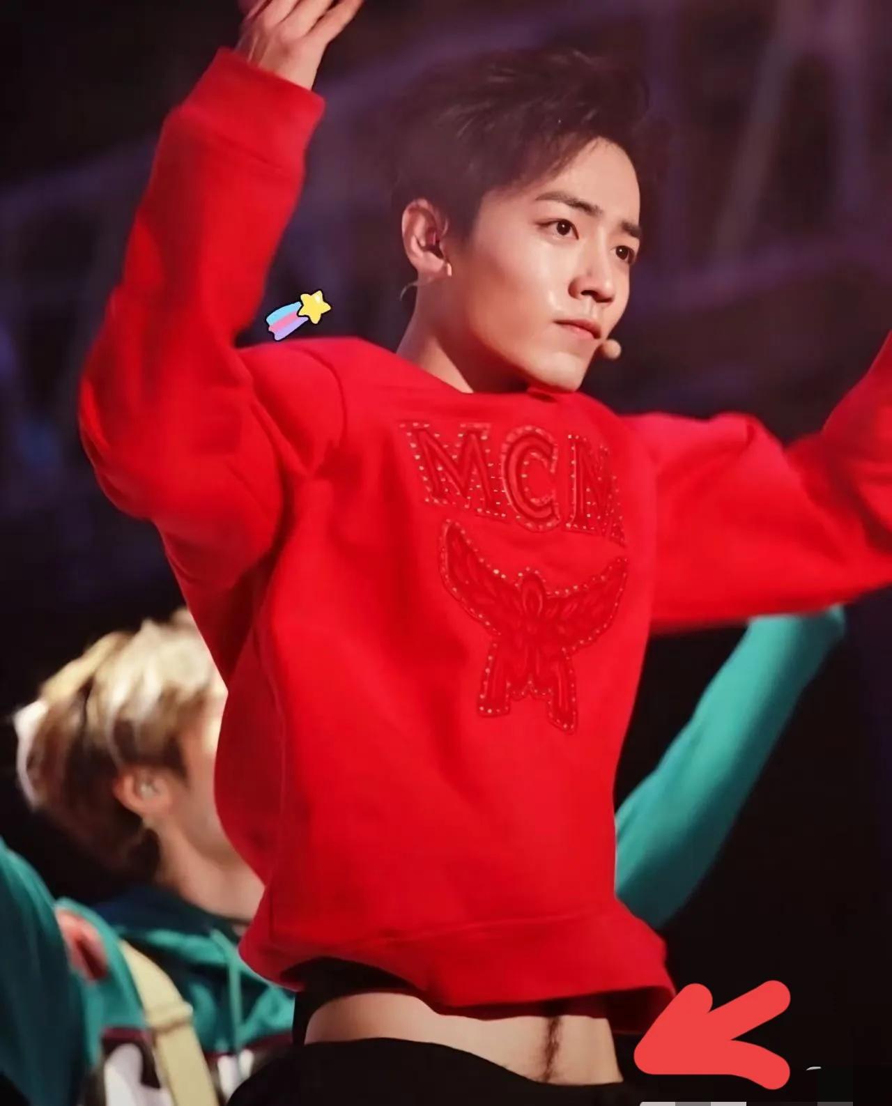 肖战啊肖战，
刚刷到你的照片，
我这脸热得跟要烧起来似的！
你可真不拿粉丝当外人