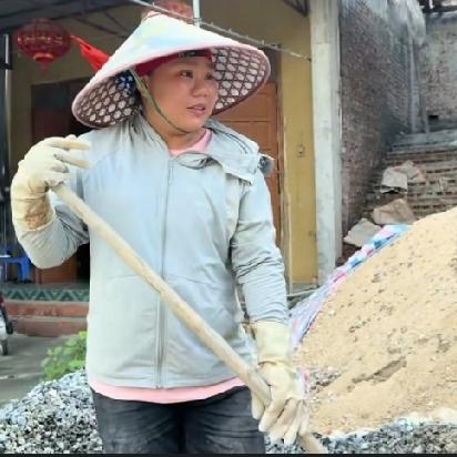 小松和秋秋在越南省城安沛建民宿，小叔回到工地干活，刚刚回来一天，家里就传来消息说