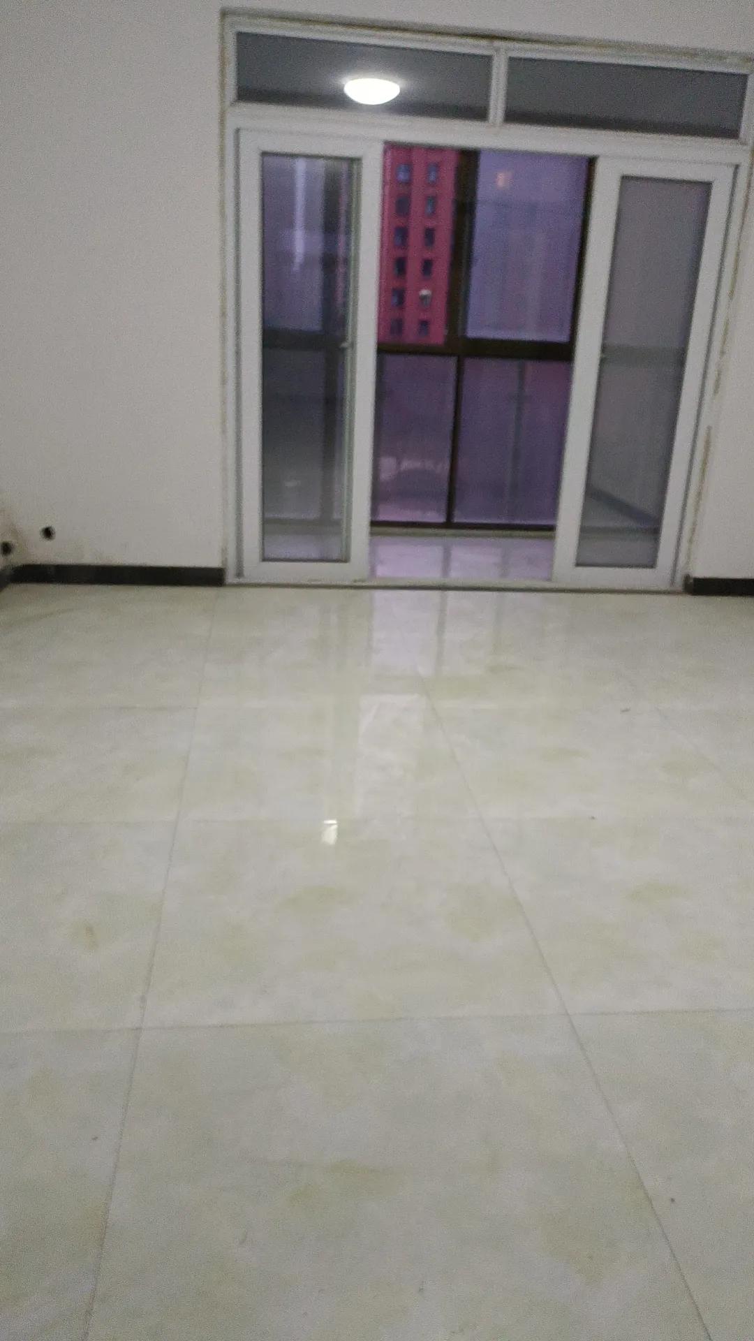 已经回来六天了，今天该回去了，一睡不想起的念头是不行的，不挣钱，光花钱，没有那么