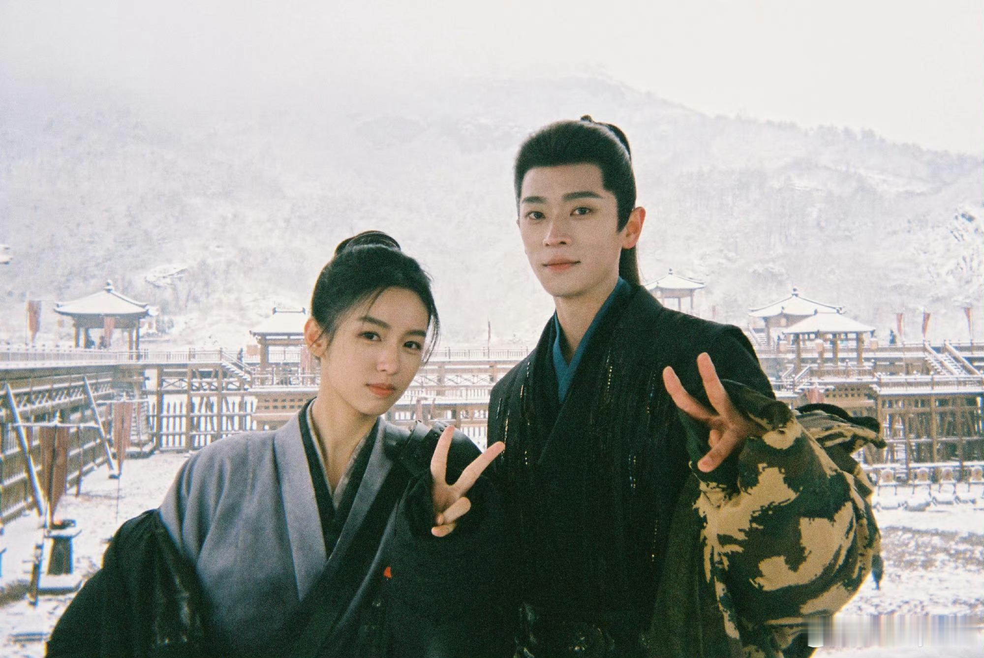 周也丞磊雪中合照周也丞磊雪中合照，好甜，大家快去看锦月如歌太好嗑了 ​​​