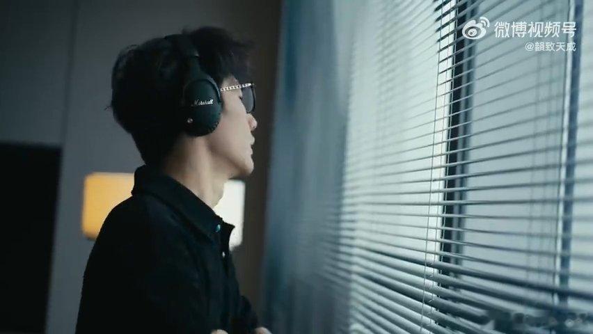 耳机是一个非常私密的东西有时候自己偷偷听的歌，不想被其他人发现，耳机就成了一道屏