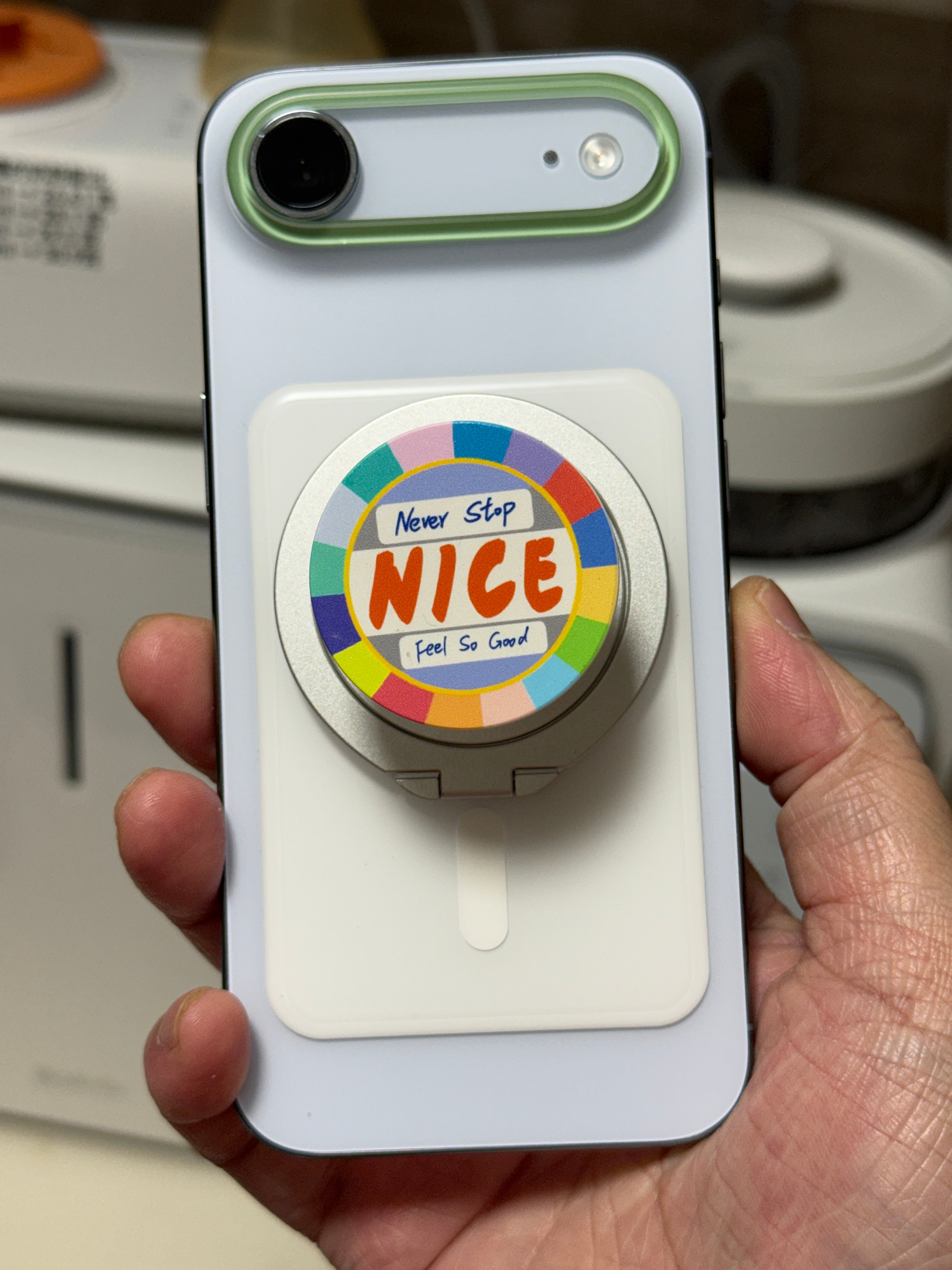 全副武装的 iPhoneAir 200克都不到，爽翻了镜圈贴了，磁贴也贴了，磁吸