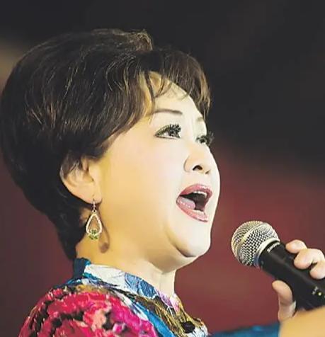 @李谷一入驻头条并给你写了一封信✨

今年春晚，81岁李谷一老师因身体原因再度缺