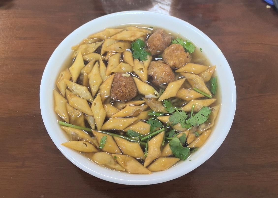 想吃就吃，想喝就喝，想买什么在力所能及的范围内就买什么。也许下一刻就地震了。对自