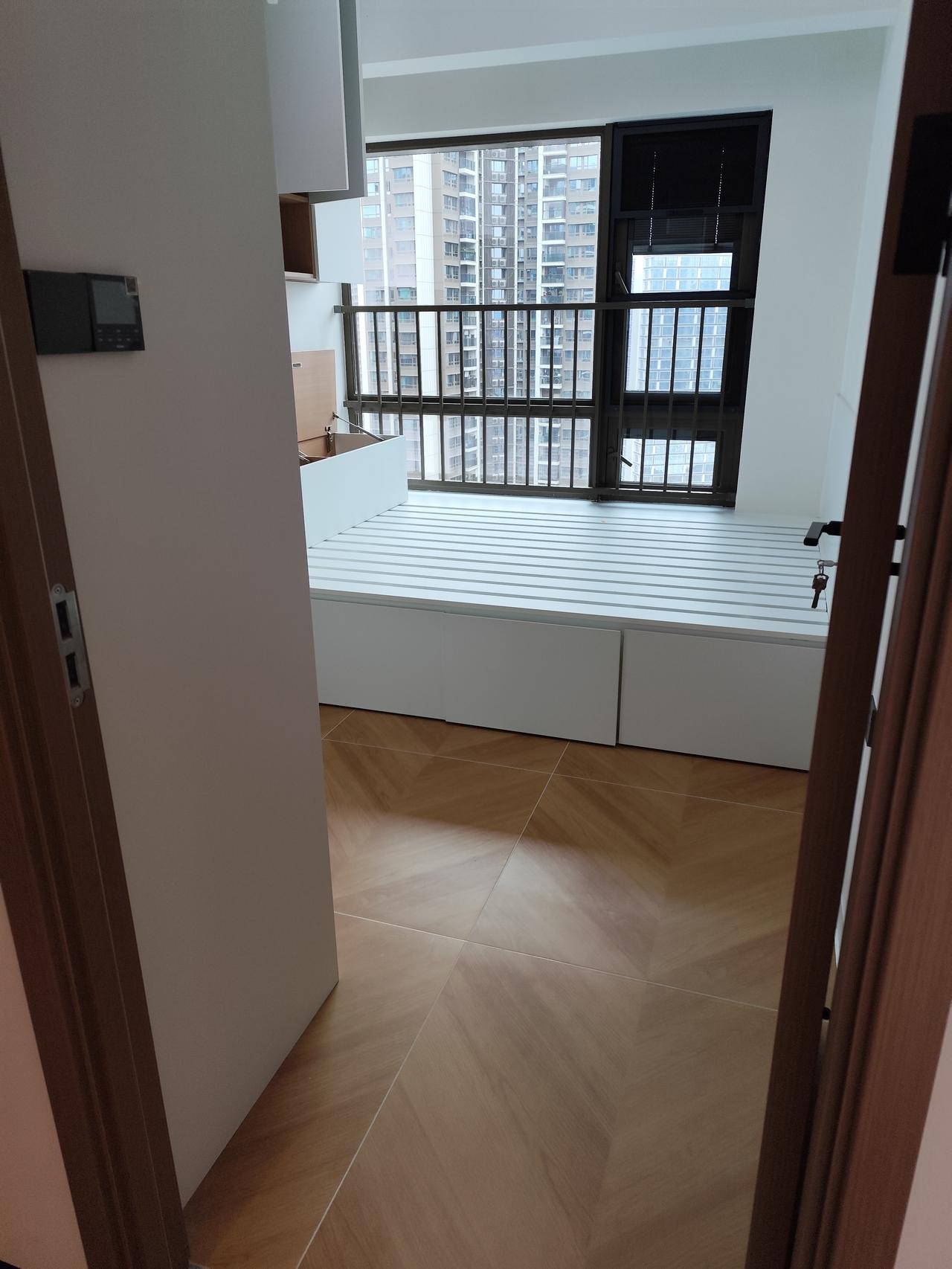 昨天叫阿姨打扫的房子，真是太夸张了，哪哪都是灰，她竟然说做好了，而且从昨天九点到