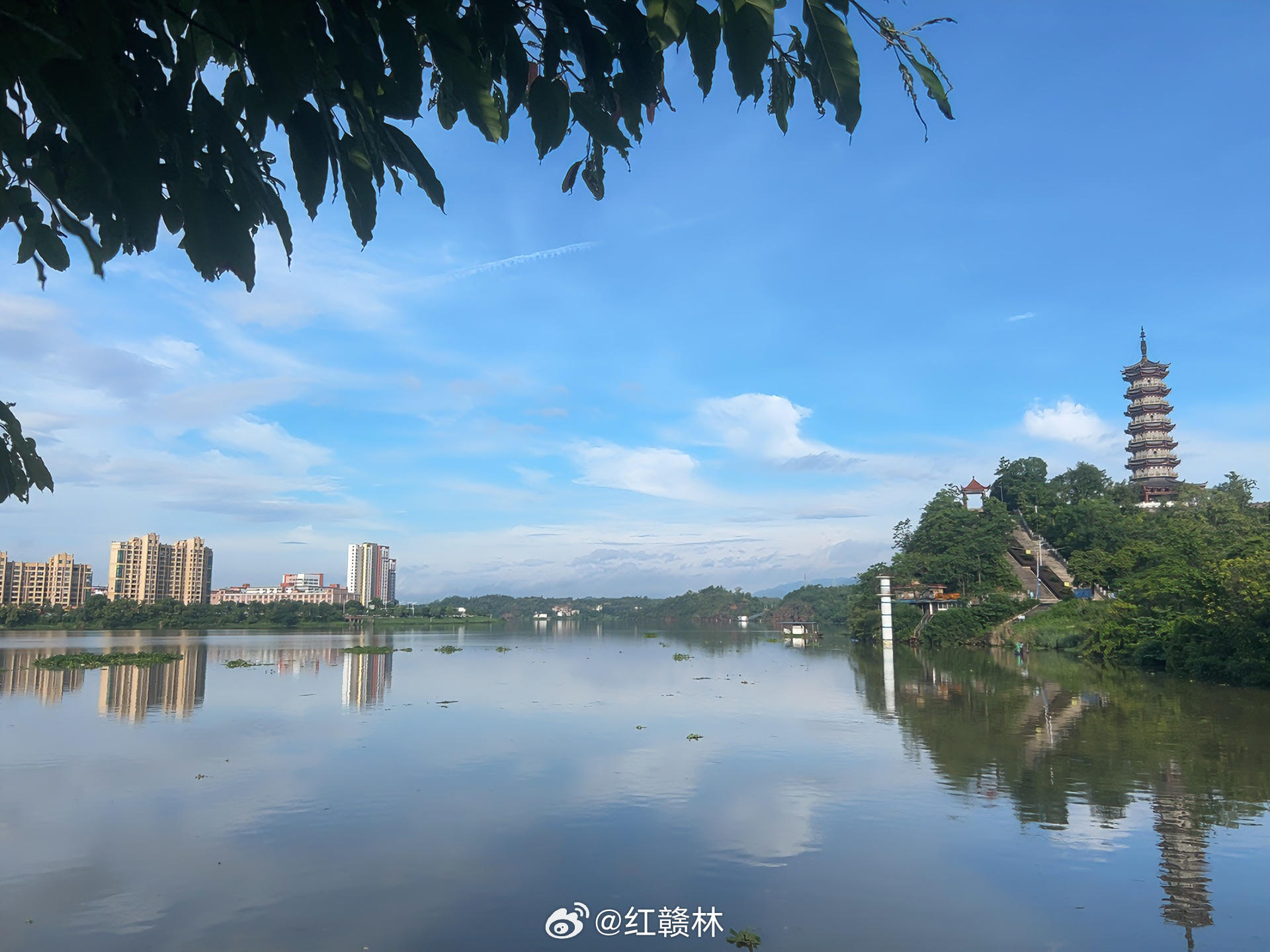 赣州 《贡江新望》贡江如鉴映层楼，锦服赢家逐浪流。宝塔重光凝故史，古渡仍传红军歌