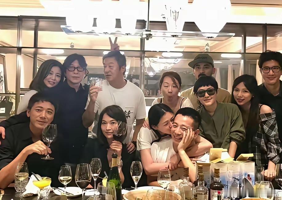 曾经她们大S和汪小菲也深爱着对方，只是太可惜了，大S一晃已经离开快一年了，如果他