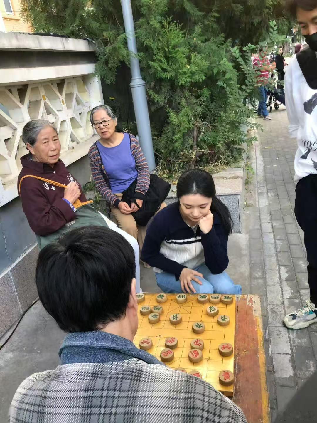 刘浩存美顺与长生街边下象棋路透 ​​​这个下棋浩存太美萌啦～期待她的《美顺与长生