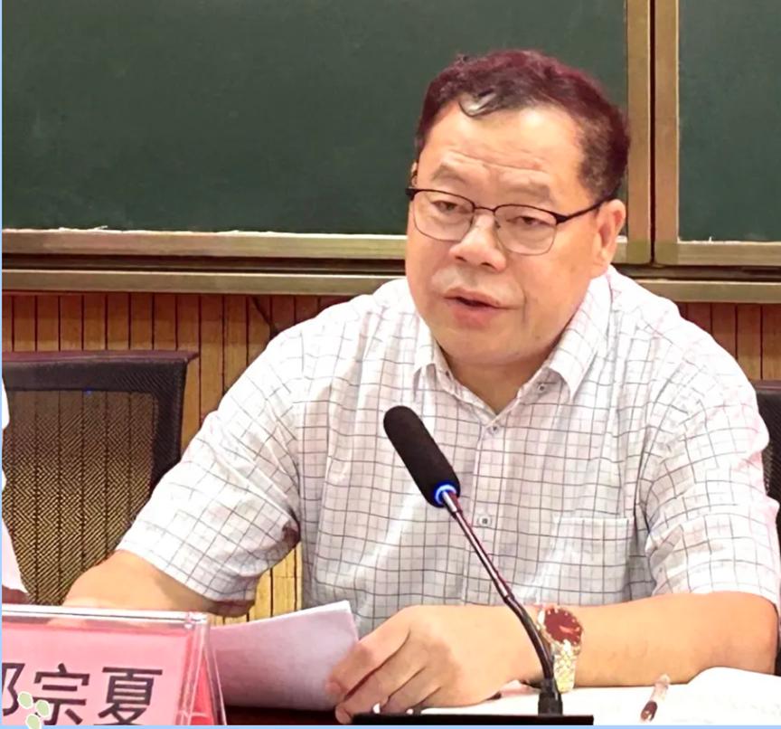 曾任广西钟山县旅游局副局长、钟山二中任书记、钟山县旺峰实验学校总校长的钟山中学校