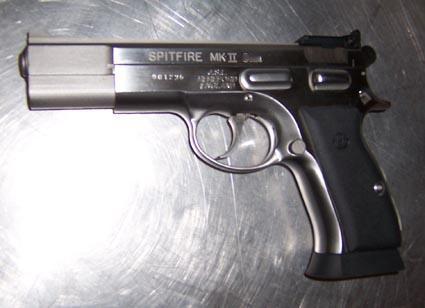 喷火（Spitfire）系列手枪是由英国JSL公司仿制的CZ 75。有9mm和.