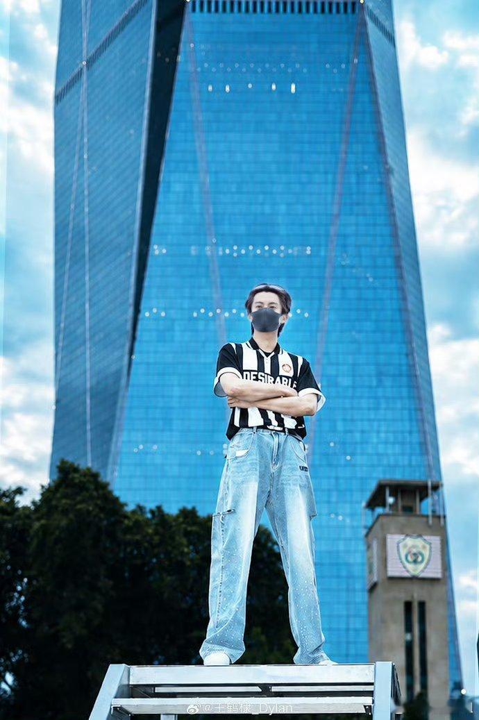 王鹤棣在外面旅游，也不忘记寄回来明信片也太可爱了吧。 ​​​