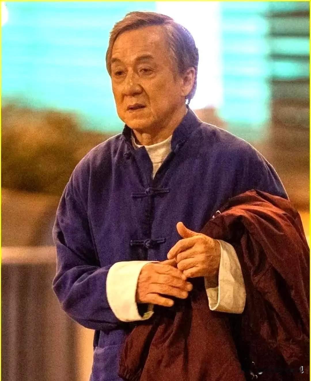 成龙的事又一次戳破真相：男人手里有钱，真不是万事大吉！
 
71岁的他最近说自己