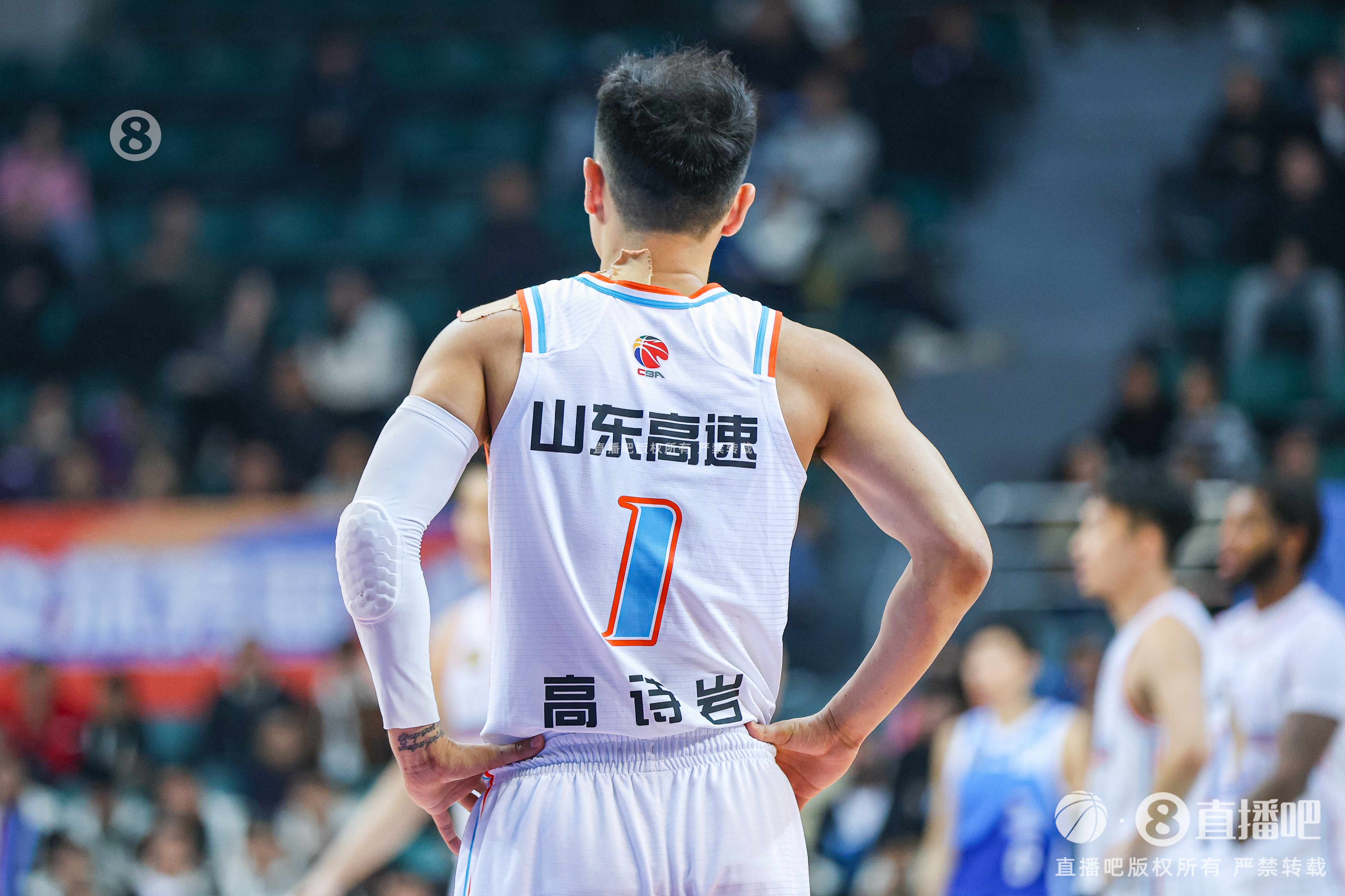 今天6中0 一分未得....高诗岩本赛季三项命中率仅26.7%/25%/55.6%