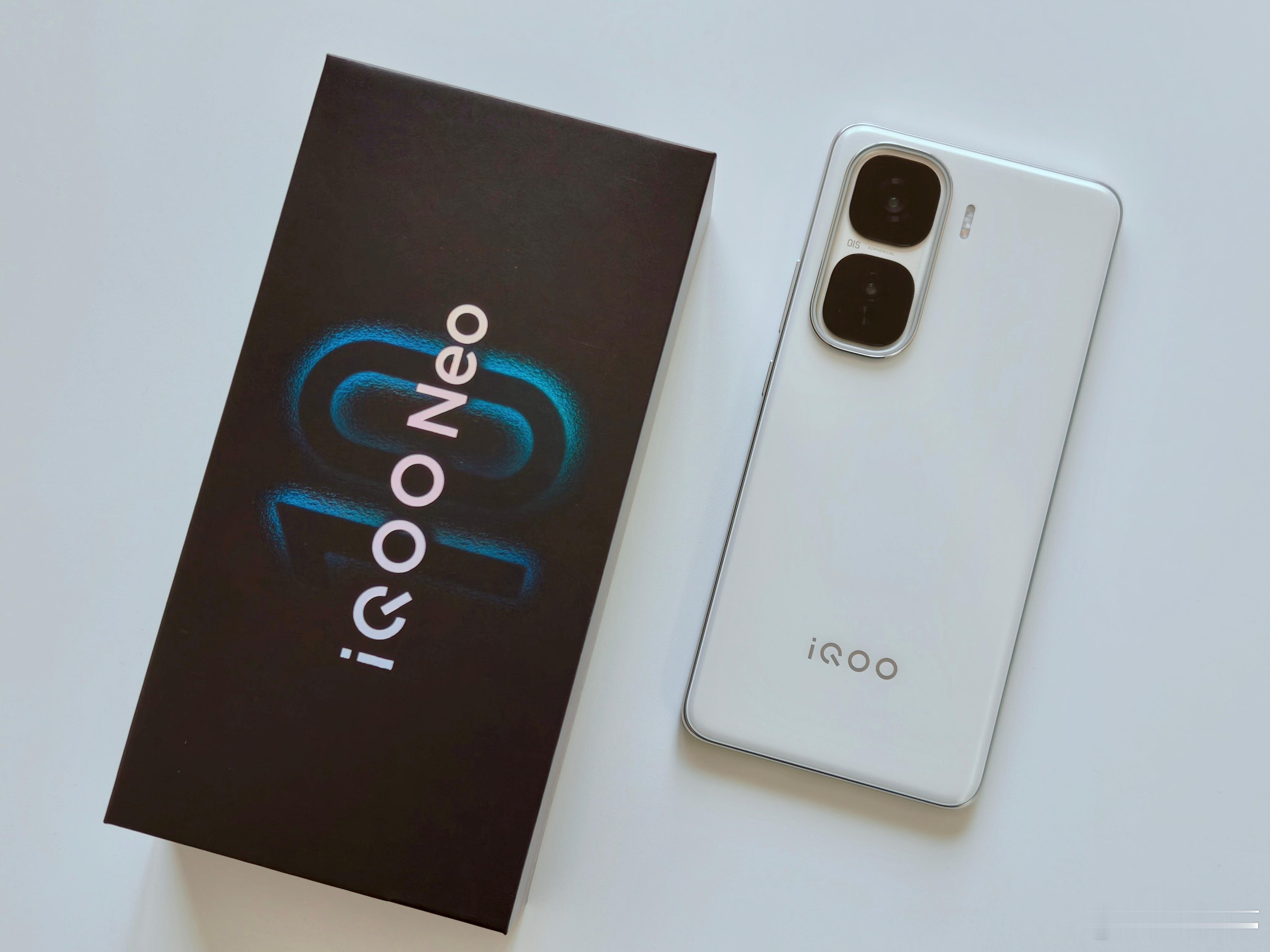 iQOO Neo10 Pro+驰光白这颜值还是非常好看的，又一款满配直屏电竞旗舰