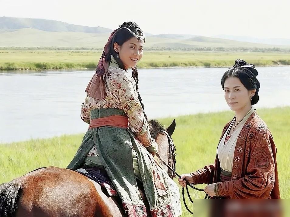 项少龙娶了8个老婆，一句“哪里都是家”，骗了多少人。
电视剧里，项少龙一手揽着