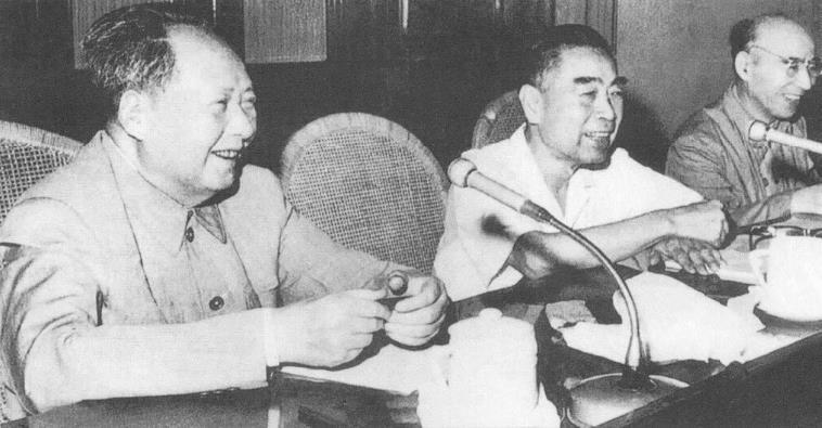 1966年8月，毛泽东、周恩来等在中共八届十一中全会主席台上
