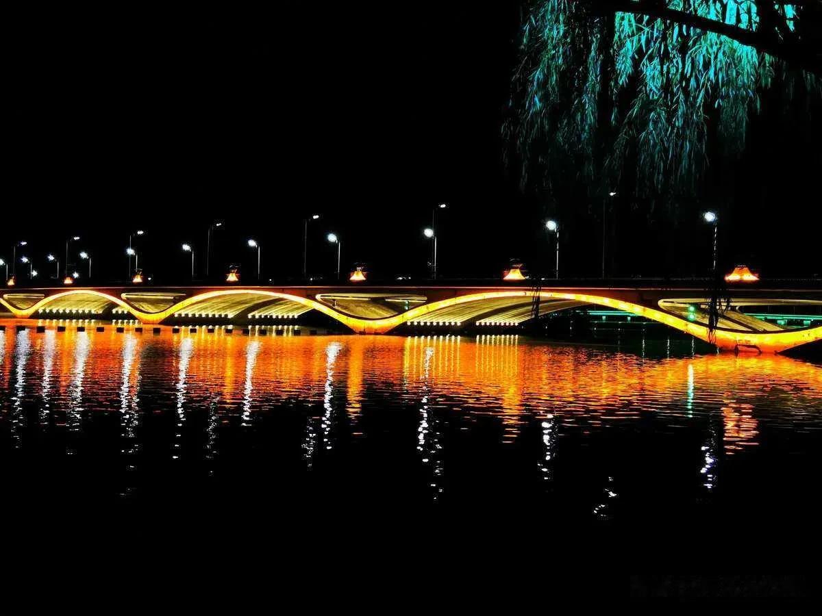 北京通州大运河夜景太漂亮了！
秋天的天气太适合散步了，运河公园的夜景最让人陶醉！