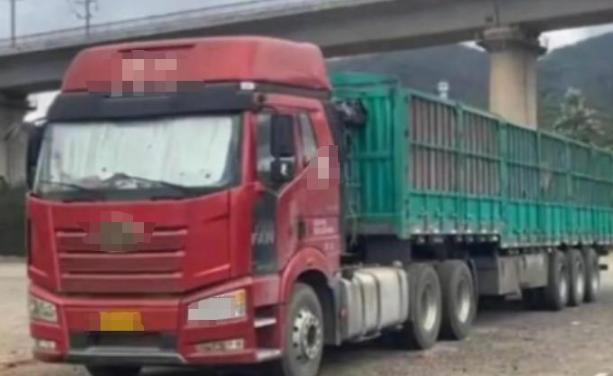 那一年，四川的盘山公路上，退伍兵任大军一个急刹车改变了三个人的命运。
 
他救下