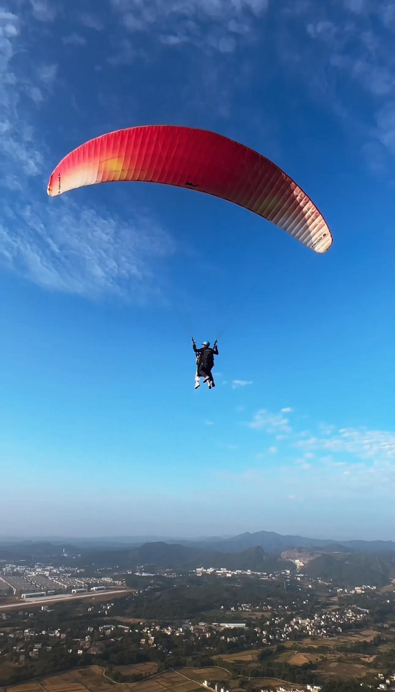 当第一缕阳光穿透云层，
踏上了通往天空的旅程。
滑翔伞，不仅仅是一项运动，它是对