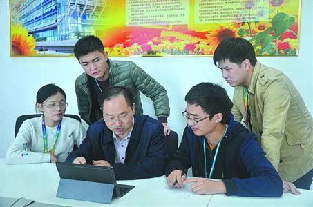 网上有人列举众多事例，声称当下大学生毕业之后难以寻觅工作。的确存在不少专业的毕业