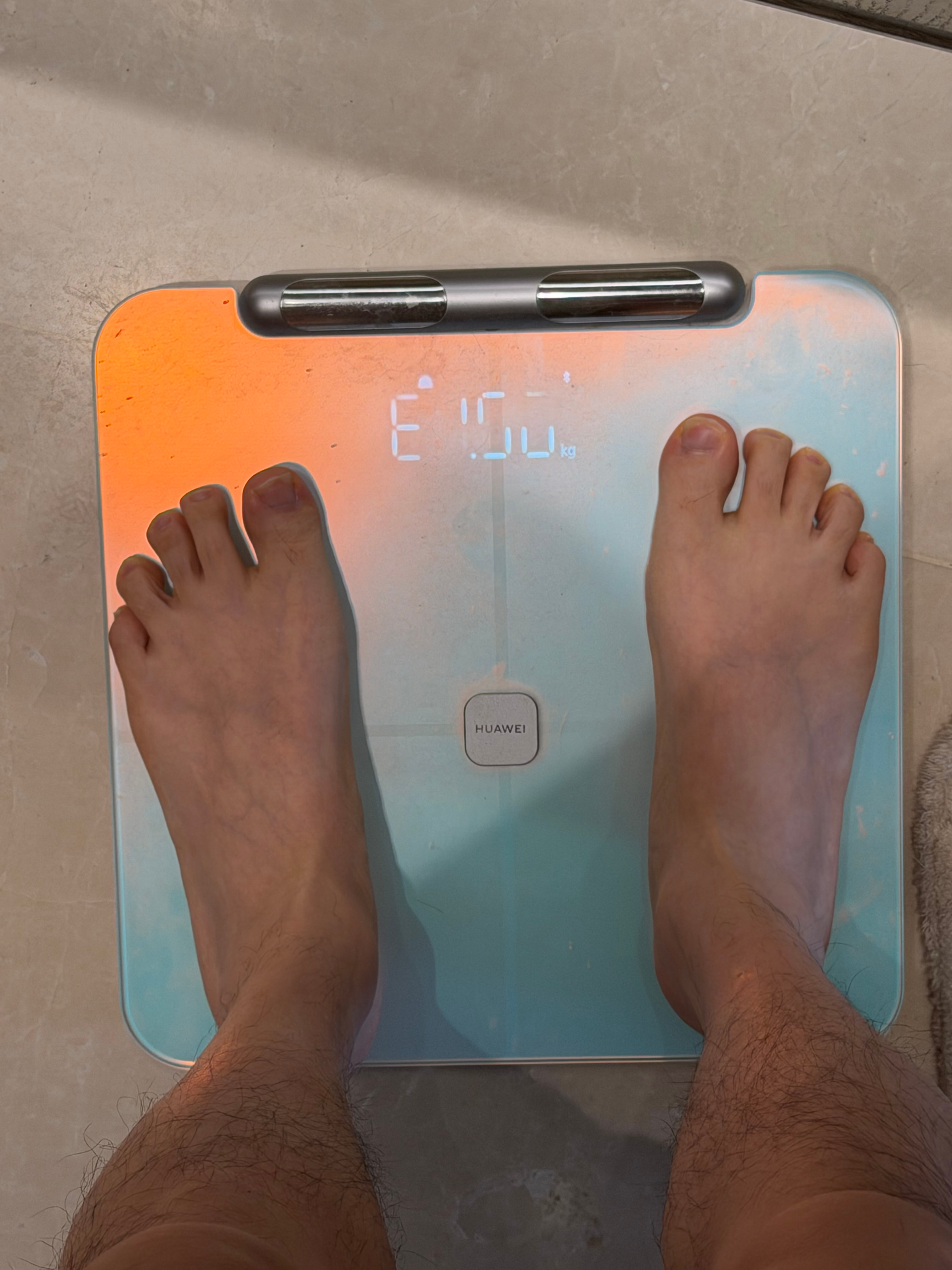 还得是爬楼机管用其实昨天上秤我体重还是没变化的，因为前两天我没爬楼，然后睡得也晚