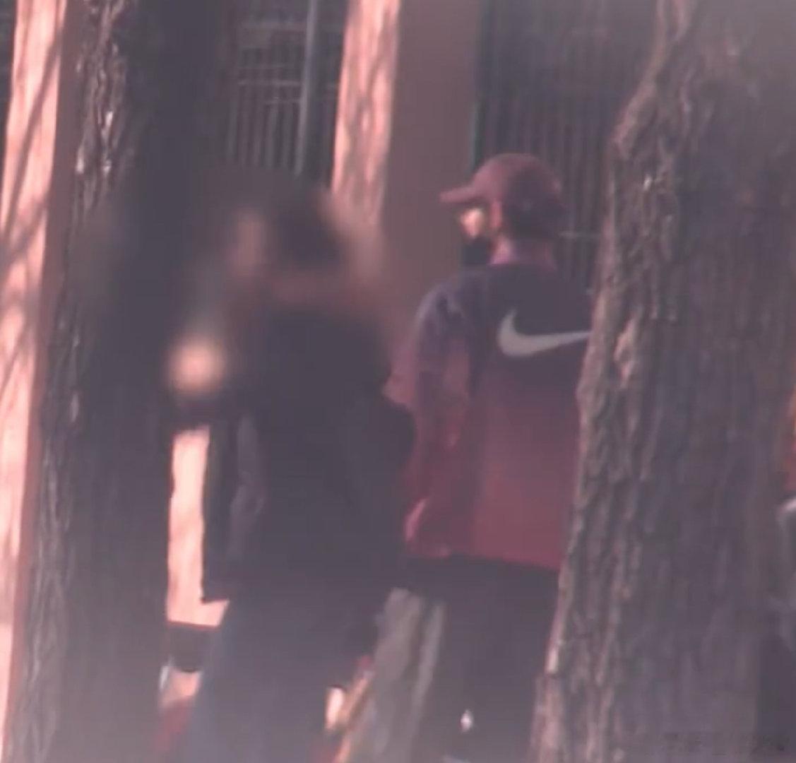 双热搜联播！先看荣梓杉和女性友人聚会再刷到荣梓杉和女生牵手逛街，这扑面而来的少年