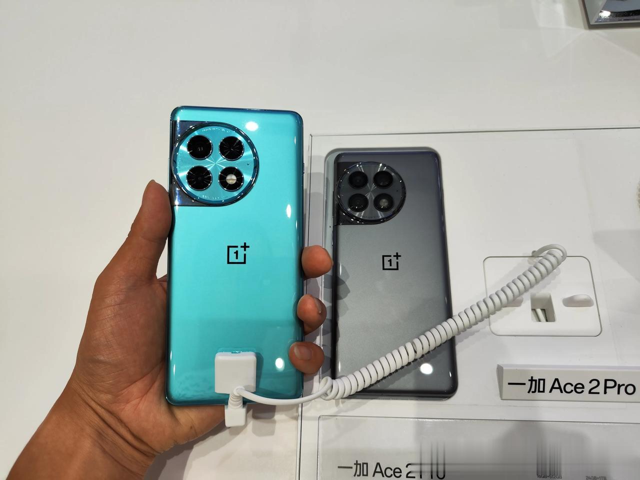 一加注定卖不过红米。红米K60至尊都现货。
一加还要玩抢购，耍猴，不到30秒卖光