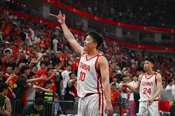 今晚中国男篮首发阵容可以这样排列

首发中锋杨翰森，来自NBA现役球员，也是中国