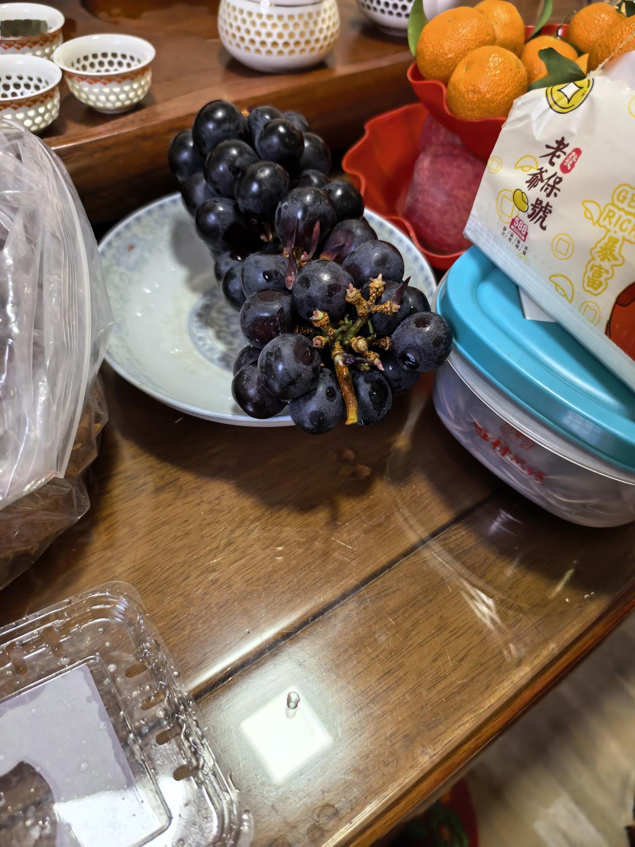 你们婆婆会舍得买水果给儿媳妇吃吗？
我婆婆属狗的，四十多岁，算年轻婆婆吧！
她长