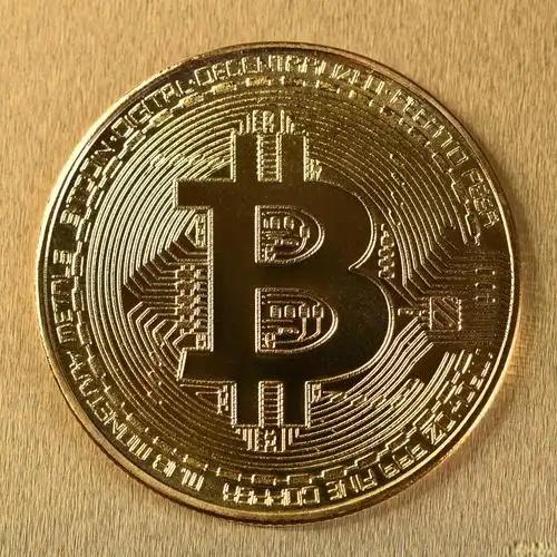 比特币现在每天大约被挖出450个，价值3.5亿元左右。这450个比特币不是凭空产