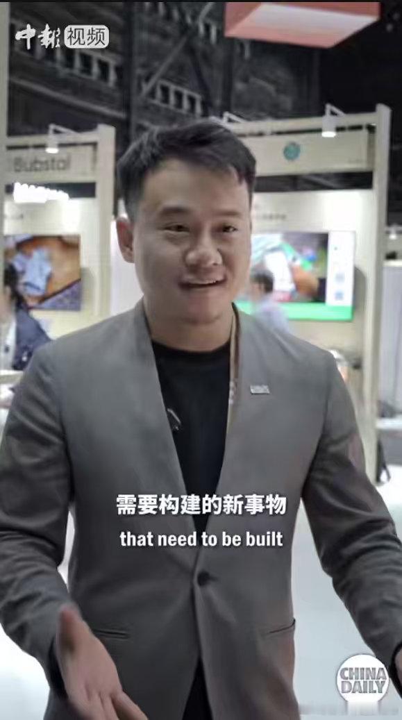 外国人逛中国科技展怀疑穿越了科技展上外国友人惊叹不断，是值得肯定的成果。AI新经