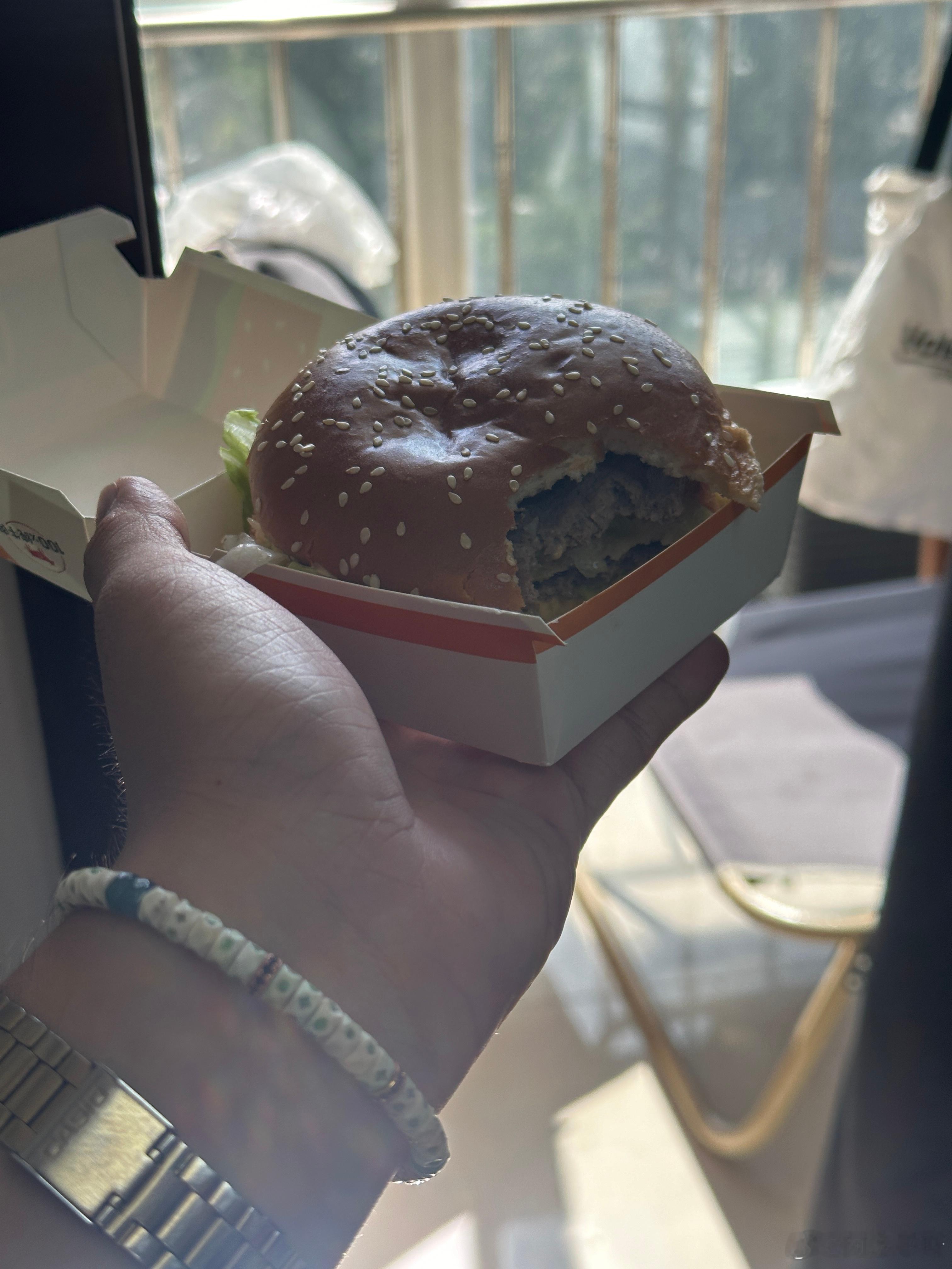 时不时吃顿汉堡🍔太治愈了麦门永存～  ​​​