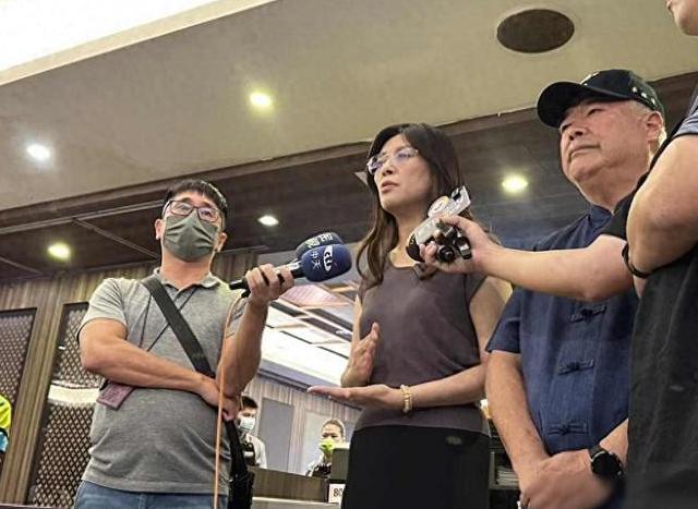 郑丽文在11月12日召开的国民党“中常会”上宣布了一个非常重要的决定，表示自己要