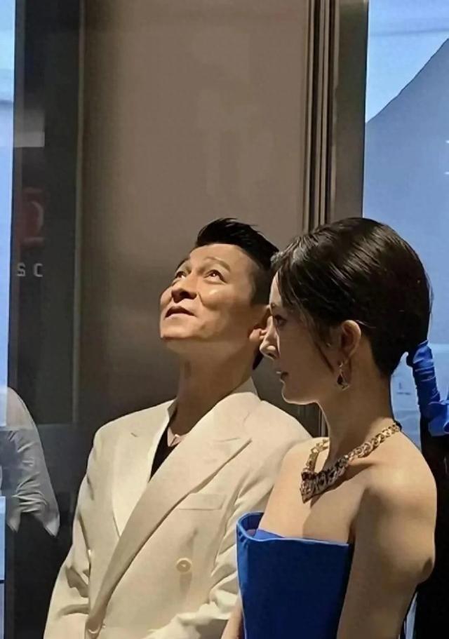 刘德华杨幂罕见同框，天王拘谨表情成亮点

活动现场，刘德华和杨幂难得同台。两人互