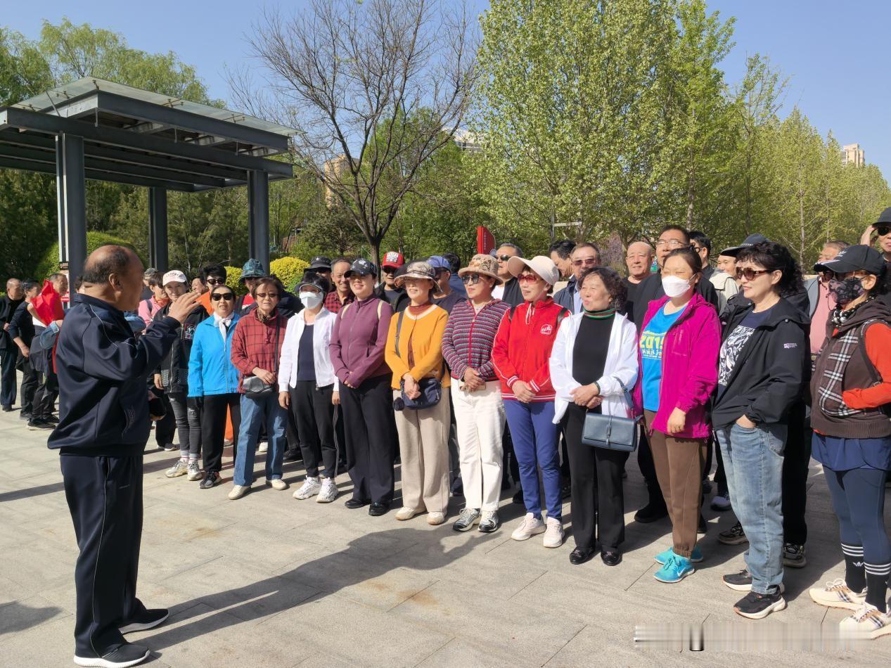 万柏林区西岸社区：赏樱健步走 乐享健康春光
 
2026年4月17日，万柏林区长