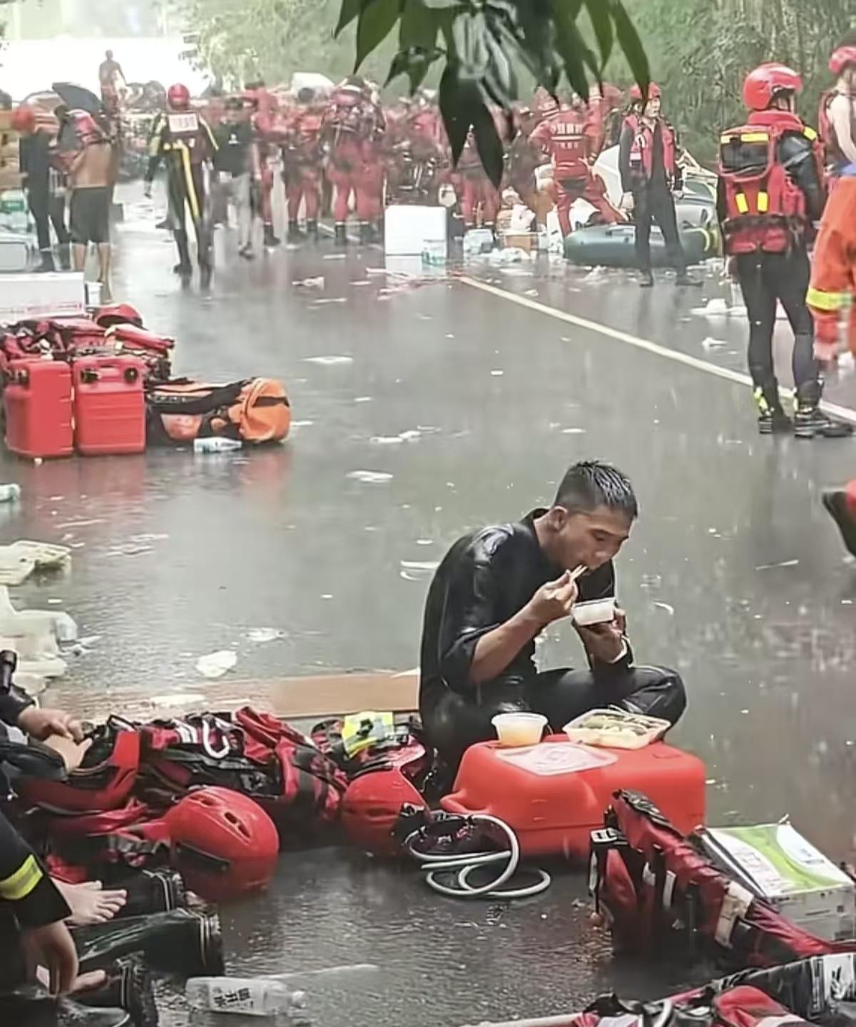 以后别再盲目娱乐追星，这些人民子弟兵才是老百姓心中的大明星。广西救灾的消防队员，