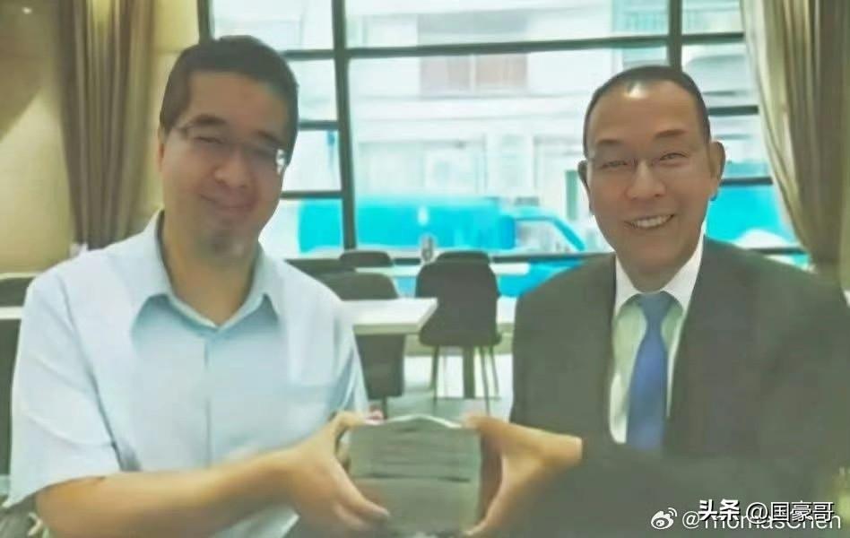 就是这张手捧现金的照片，成了金溥聪攻击萧旭岑最直接的证据。
但回过头来想一想，哪