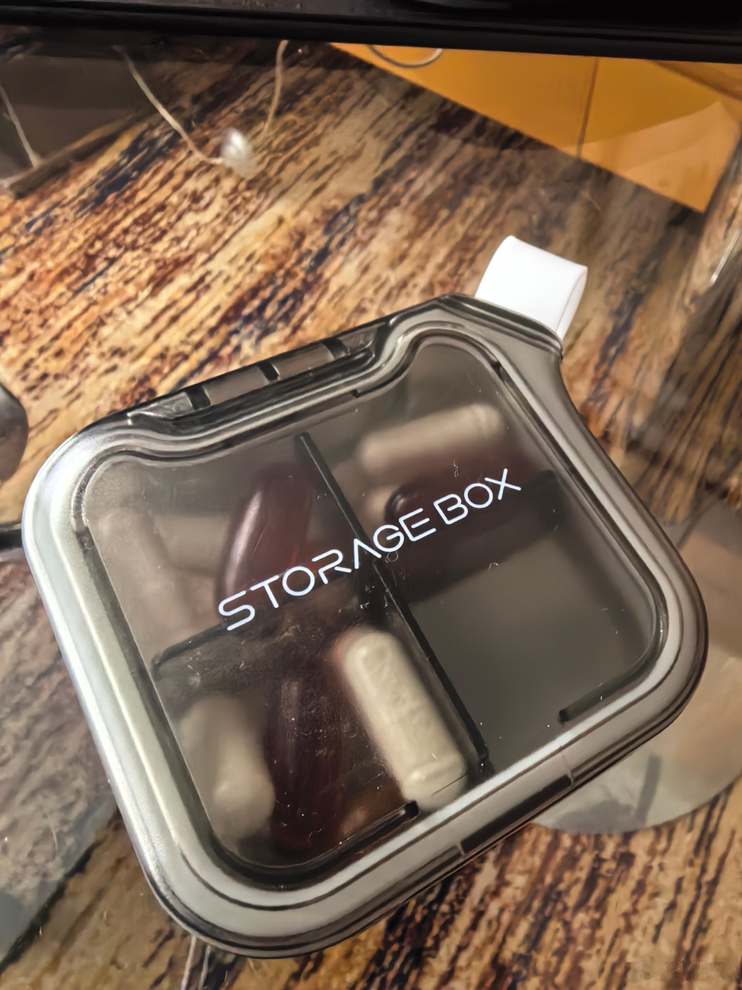 掏出我们家那位给准备的小药盒，😮💨，到了得靠补药顶着的年纪了。